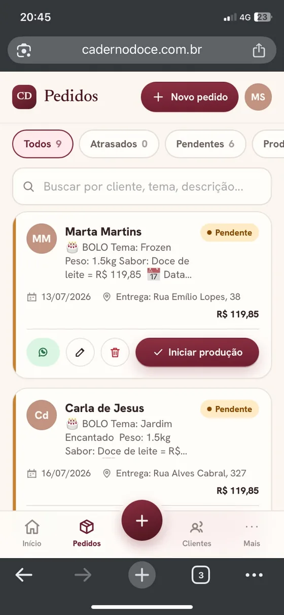 Fila de pedidos com status e botão de WhatsApp